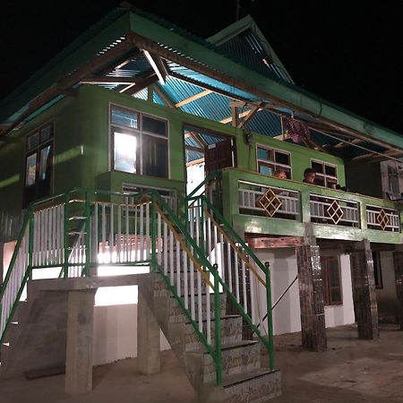 Dua Putri Komodo Homestay エクステリア 写真