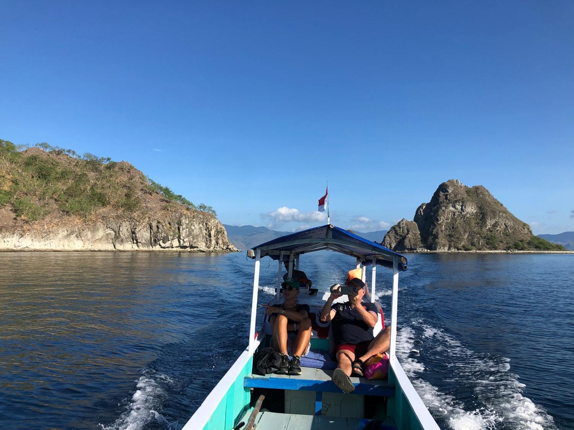 Dua Putri Komodo Homestay エクステリア 写真