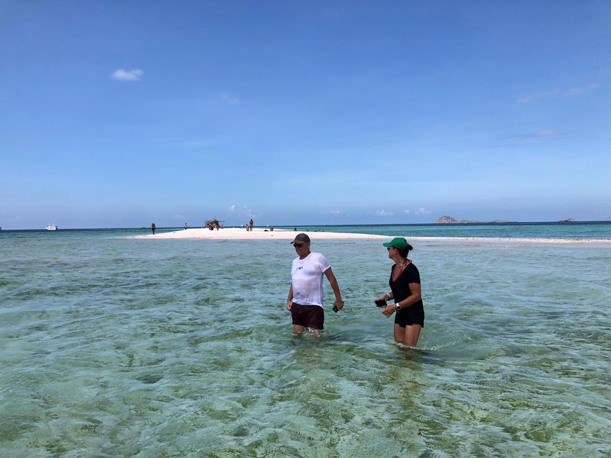Dua Putri Komodo Homestay エクステリア 写真
