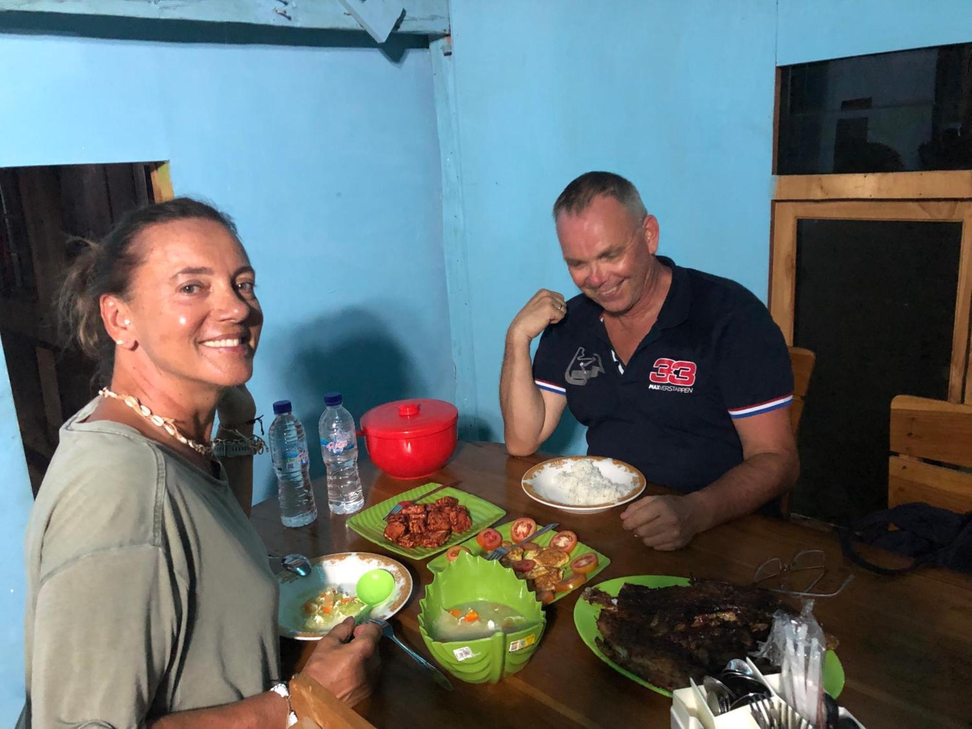 Dua Putri Komodo Homestay エクステリア 写真