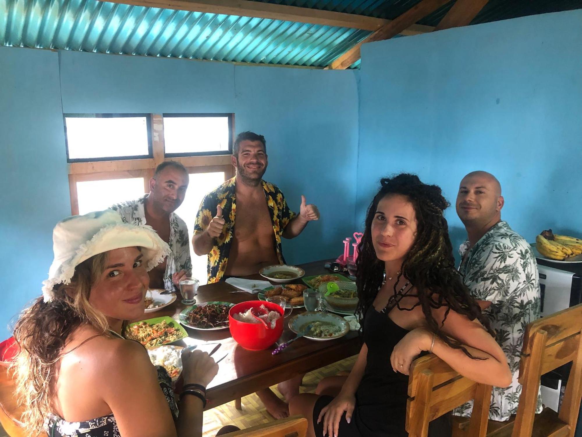 Dua Putri Komodo Homestay エクステリア 写真