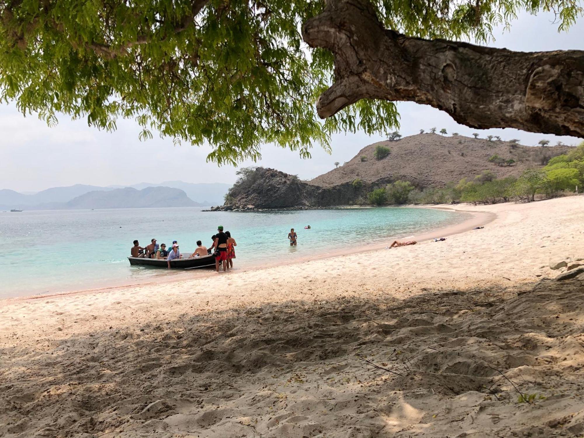 Dua Putri Komodo Homestay エクステリア 写真