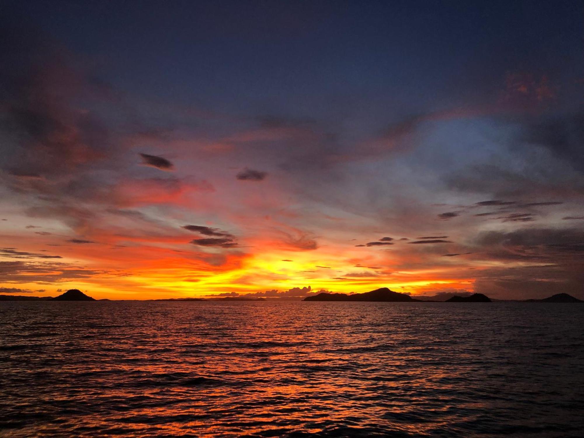 Dua Putri Komodo Homestay エクステリア 写真