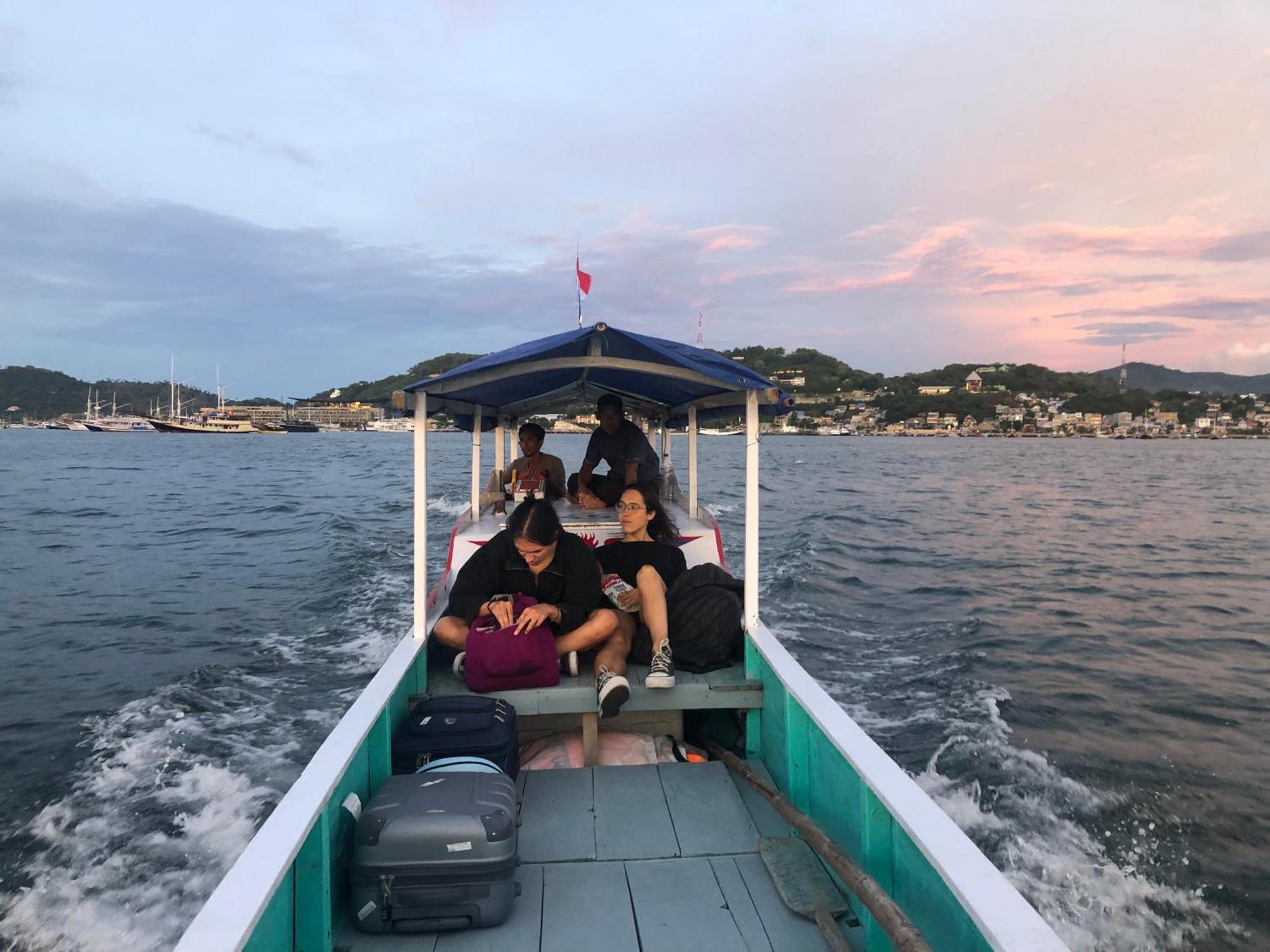 Dua Putri Komodo Homestay エクステリア 写真