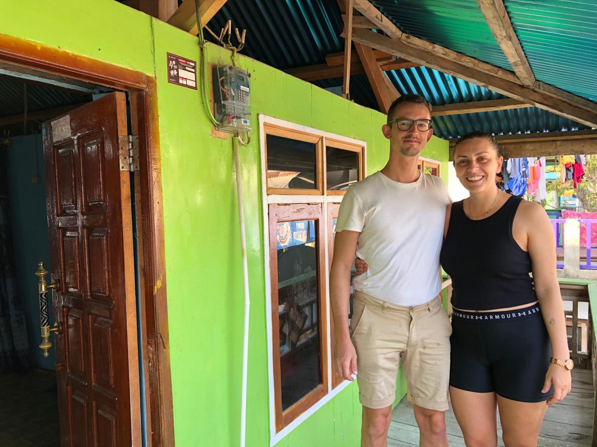 Dua Putri Komodo Homestay エクステリア 写真