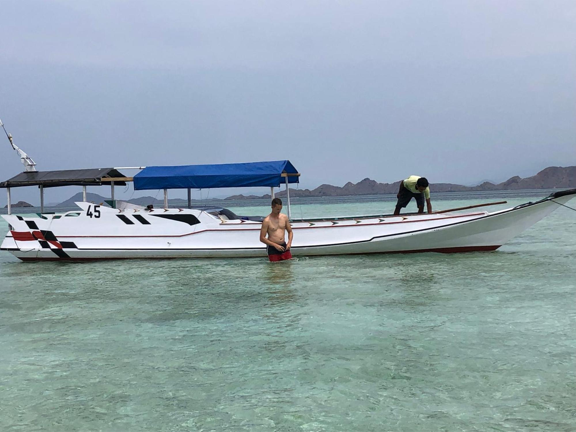 Dua Putri Komodo Homestay エクステリア 写真