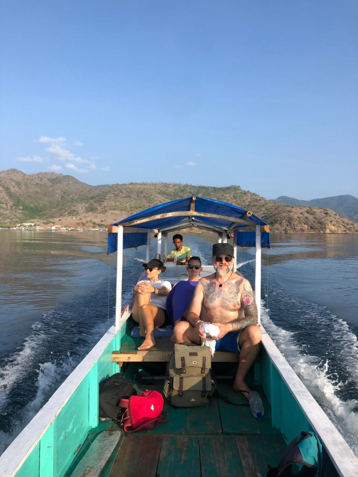 Dua Putri Komodo Homestay エクステリア 写真