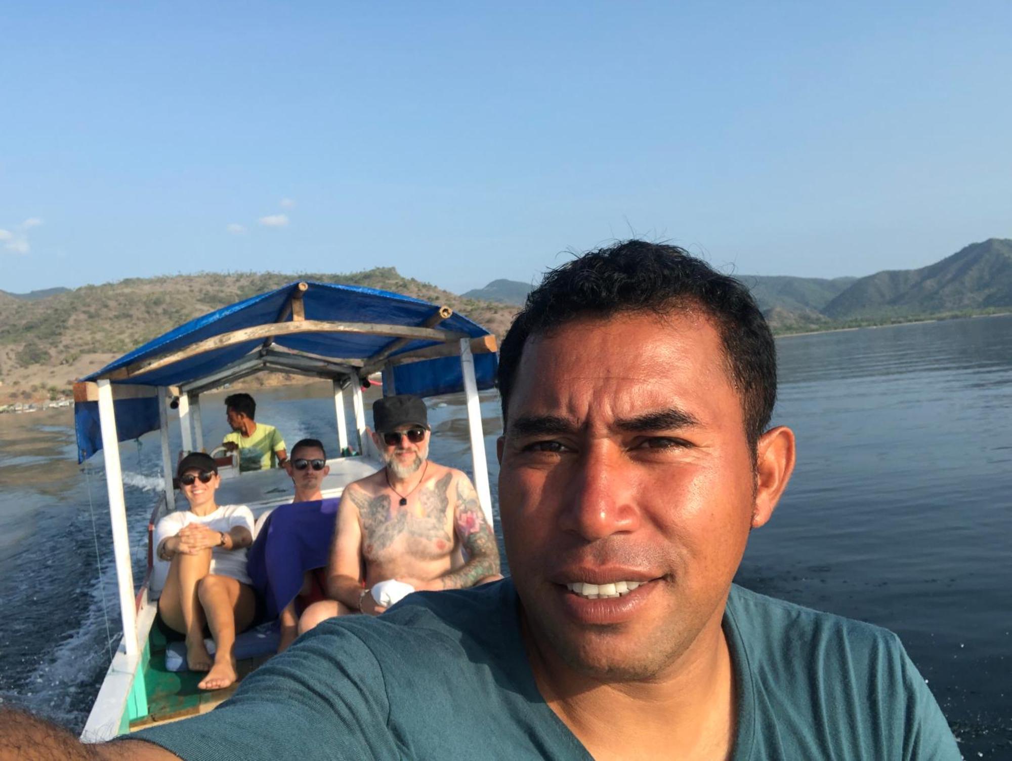Dua Putri Komodo Homestay エクステリア 写真