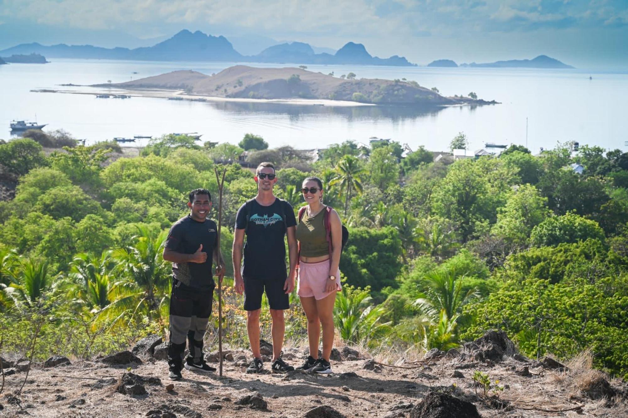 Dua Putri Komodo Homestay エクステリア 写真