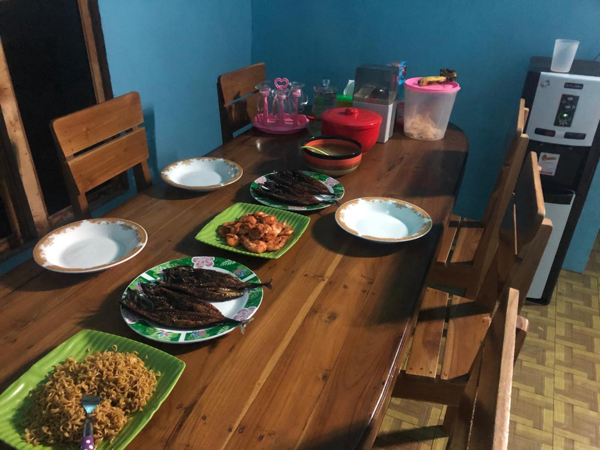 Dua Putri Komodo Homestay エクステリア 写真