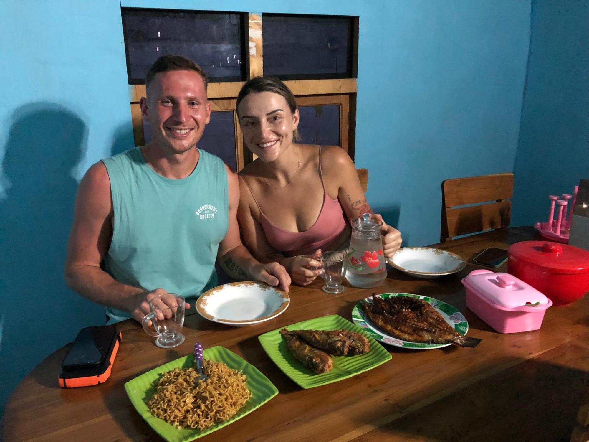 Dua Putri Komodo Homestay エクステリア 写真