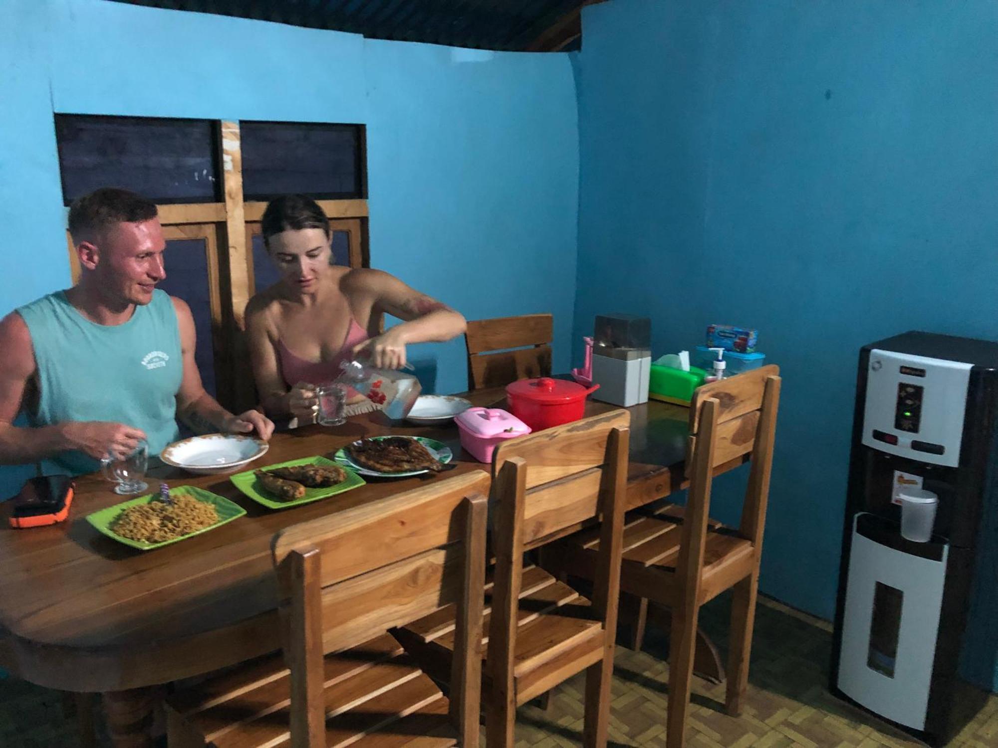 Dua Putri Komodo Homestay エクステリア 写真