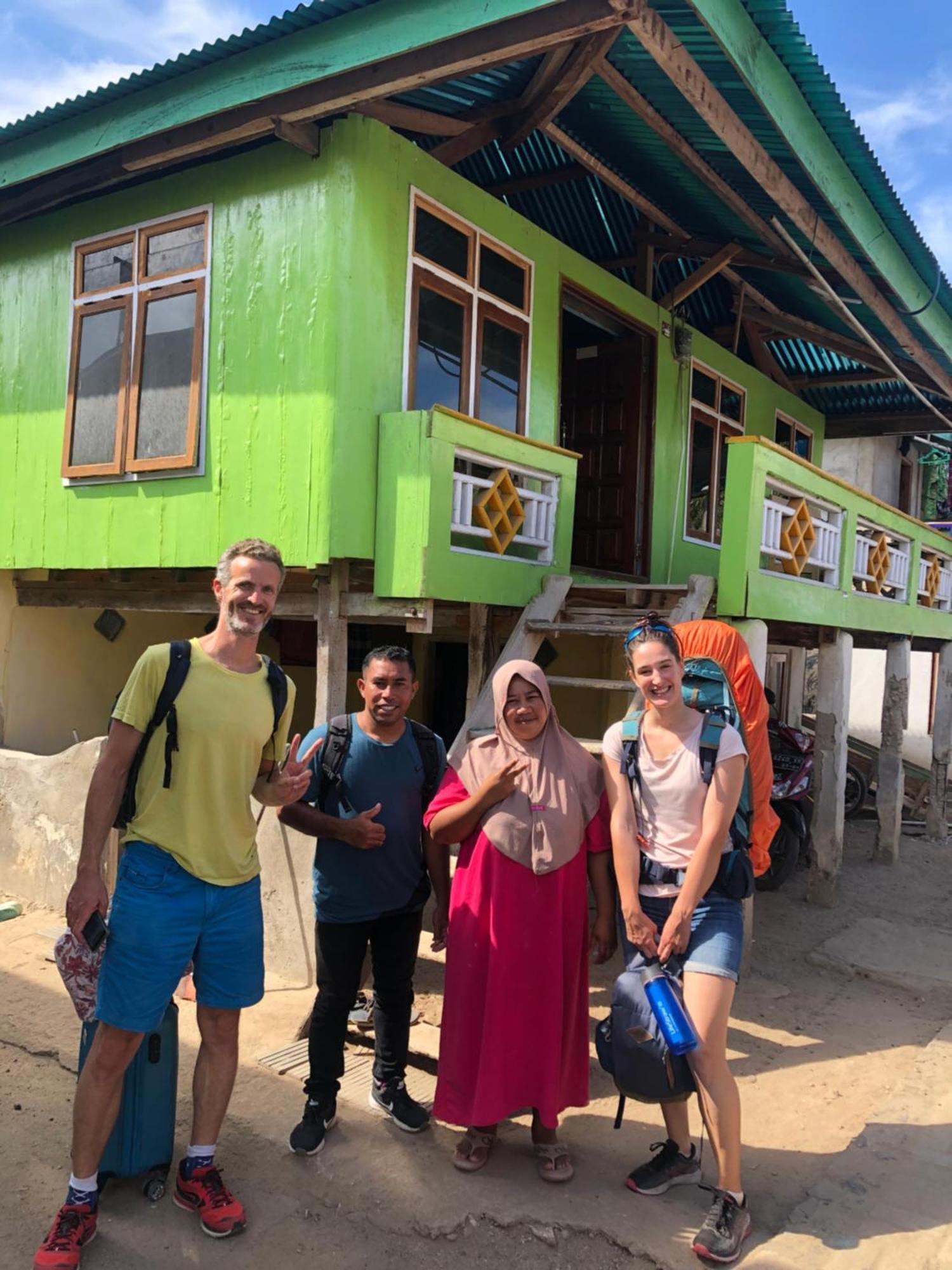 Dua Putri Komodo Homestay エクステリア 写真