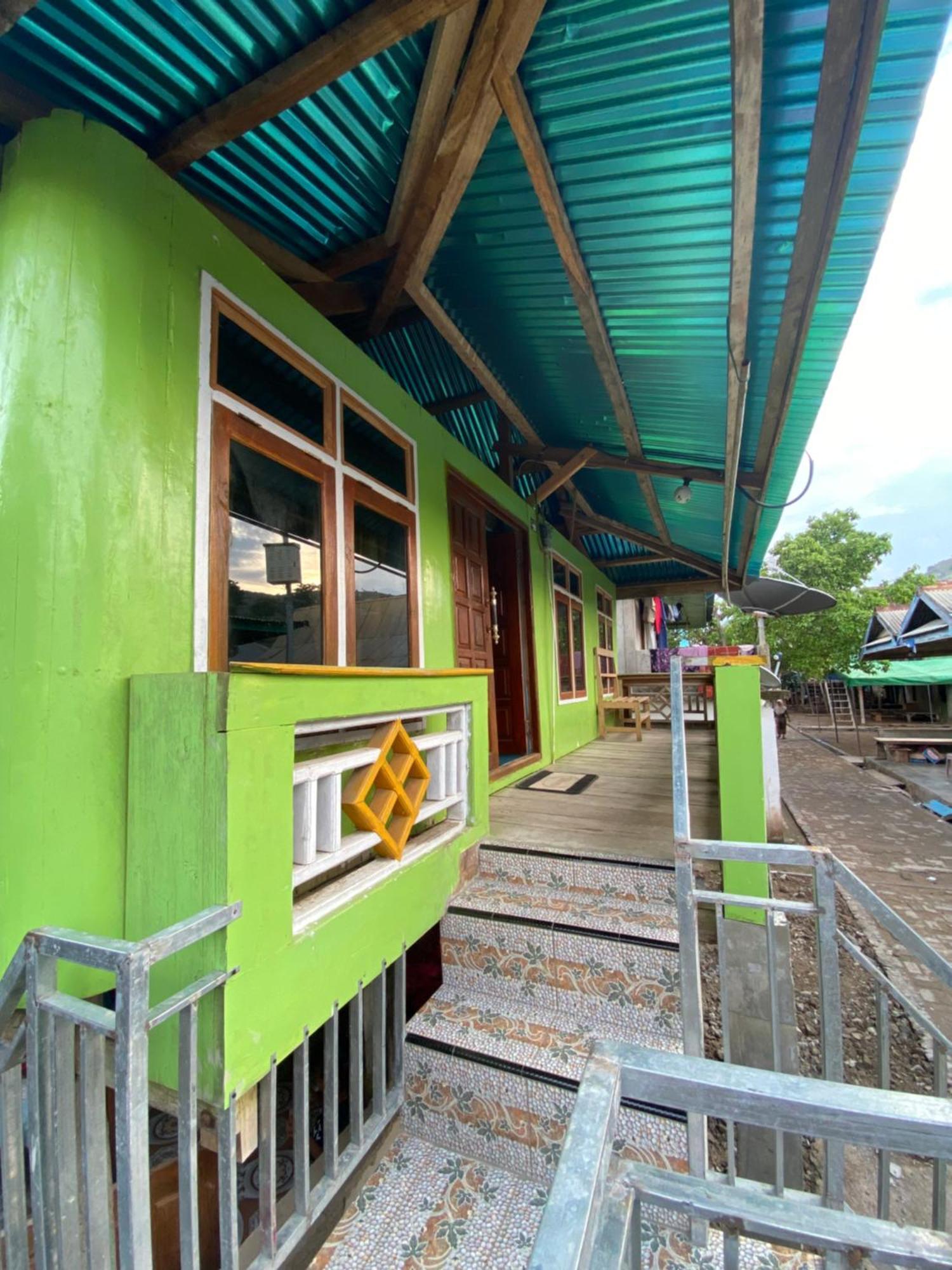 Dua Putri Komodo Homestay エクステリア 写真