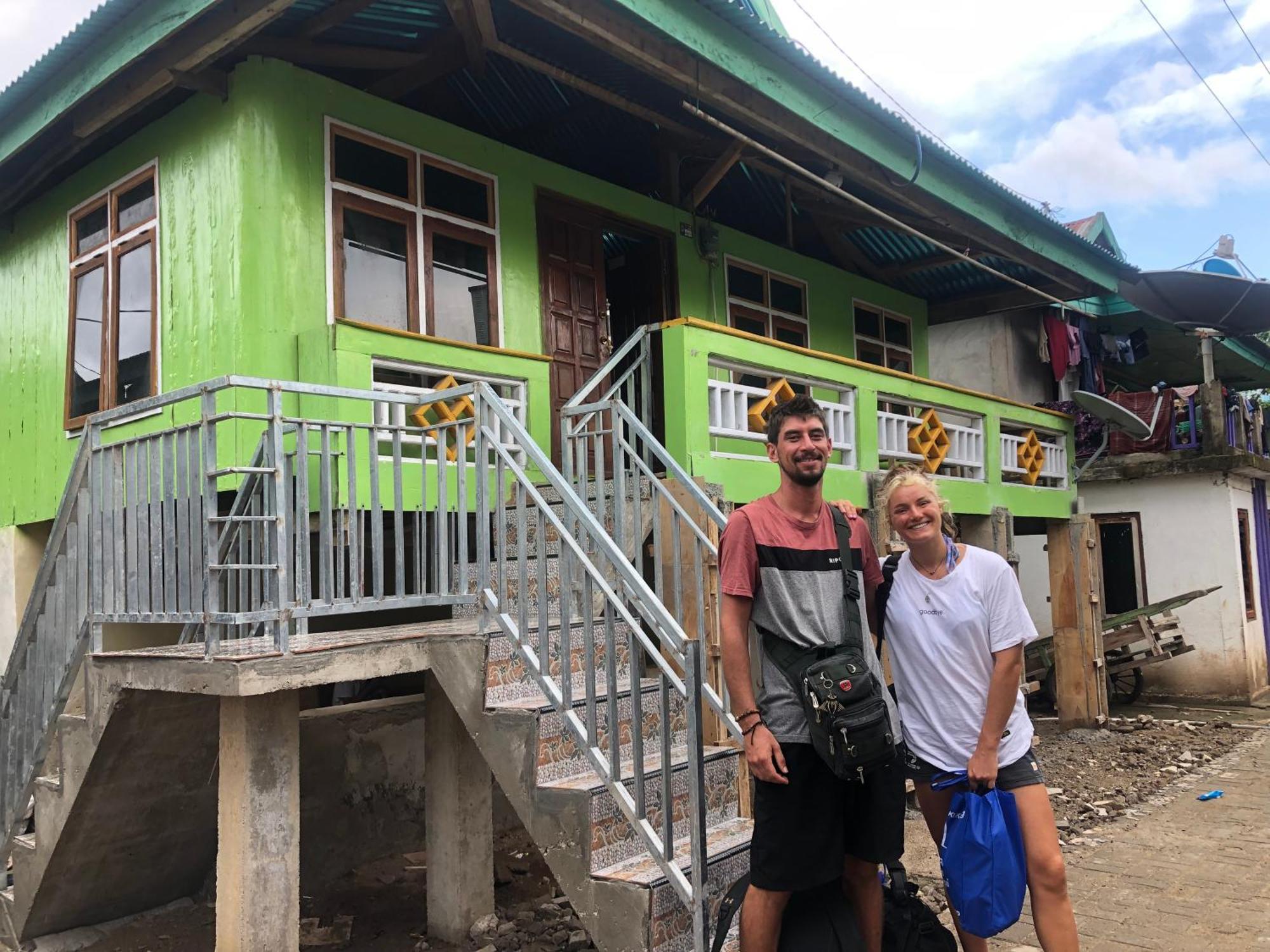 Dua Putri Komodo Homestay エクステリア 写真