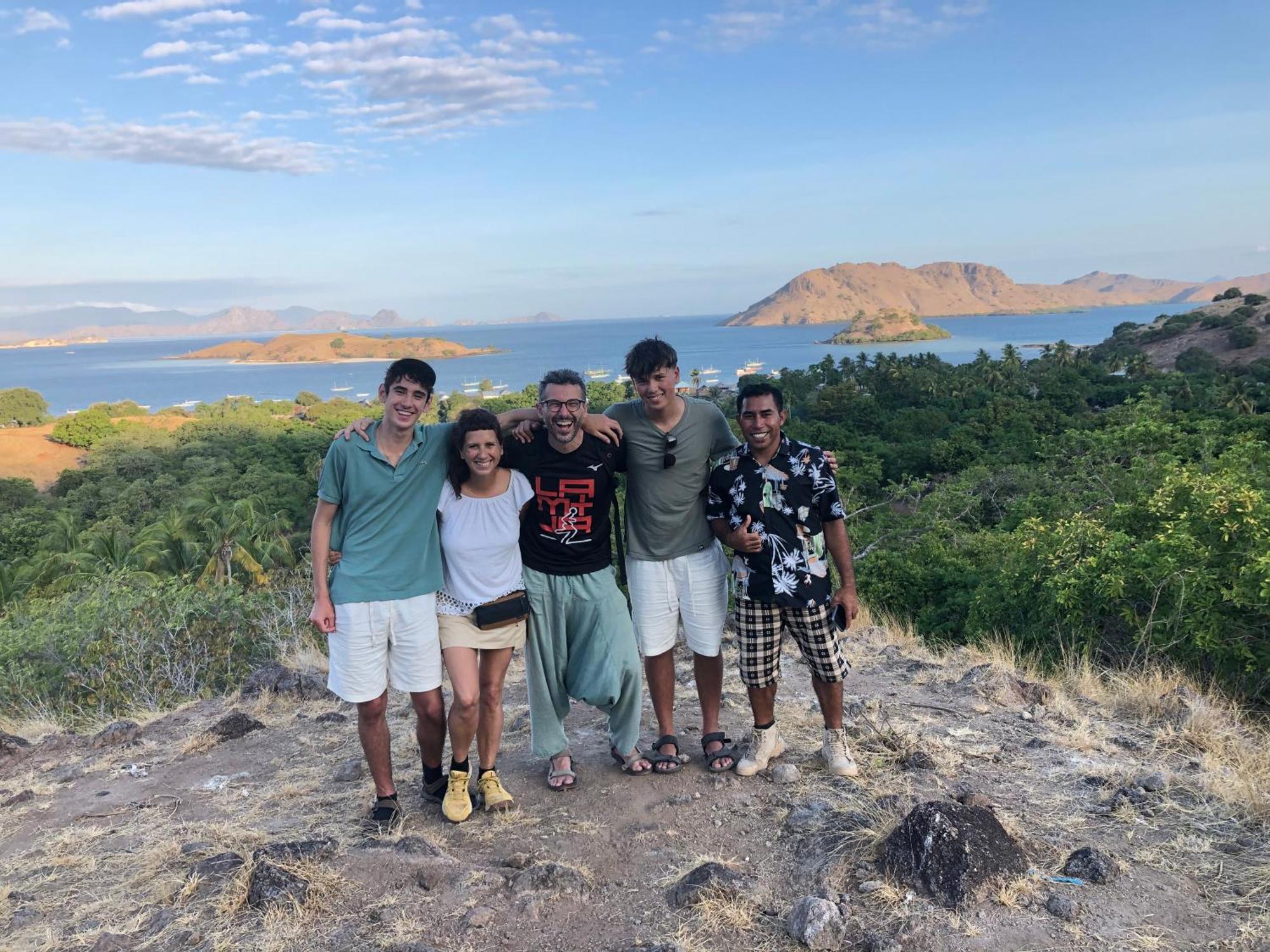 Dua Putri Komodo Homestay エクステリア 写真