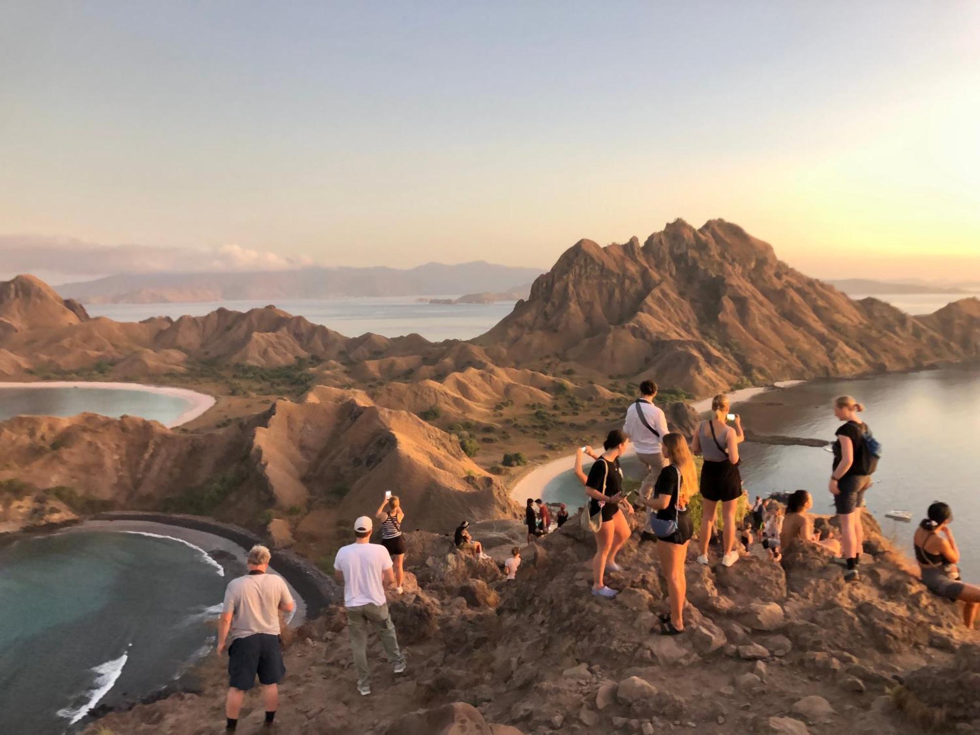 Dua Putri Komodo Homestay エクステリア 写真