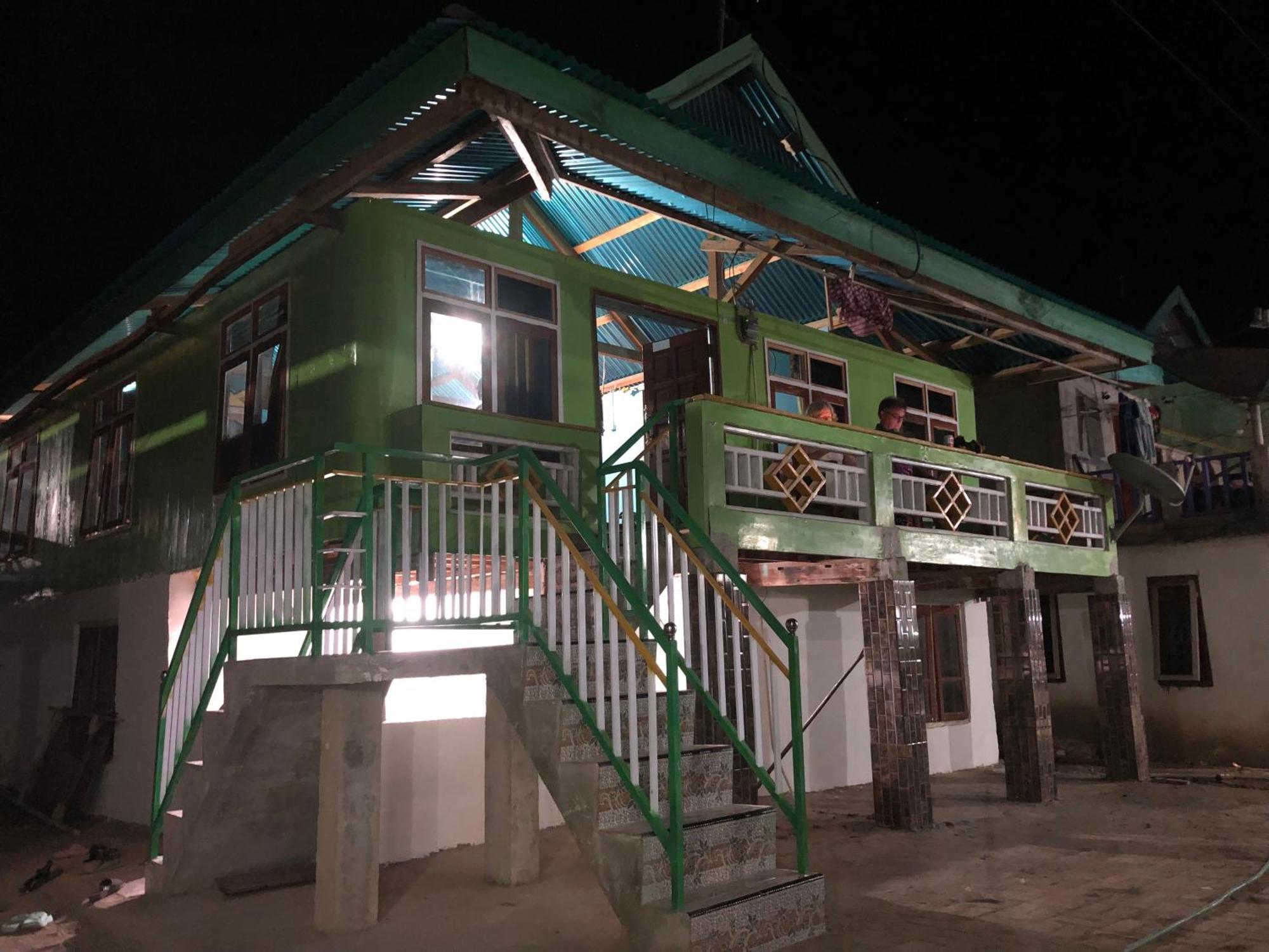 Dua Putri Komodo Homestay エクステリア 写真