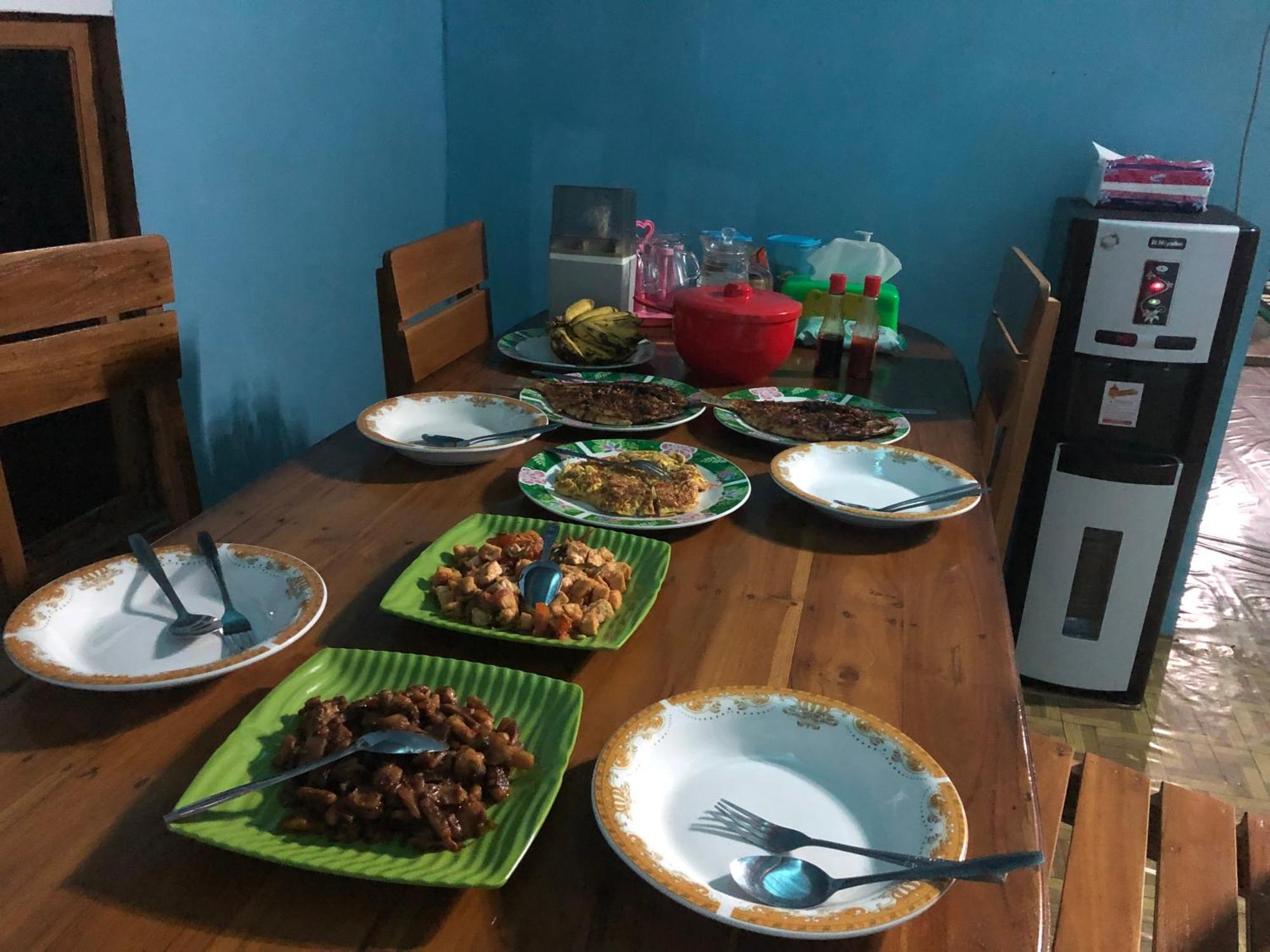 Dua Putri Komodo Homestay エクステリア 写真
