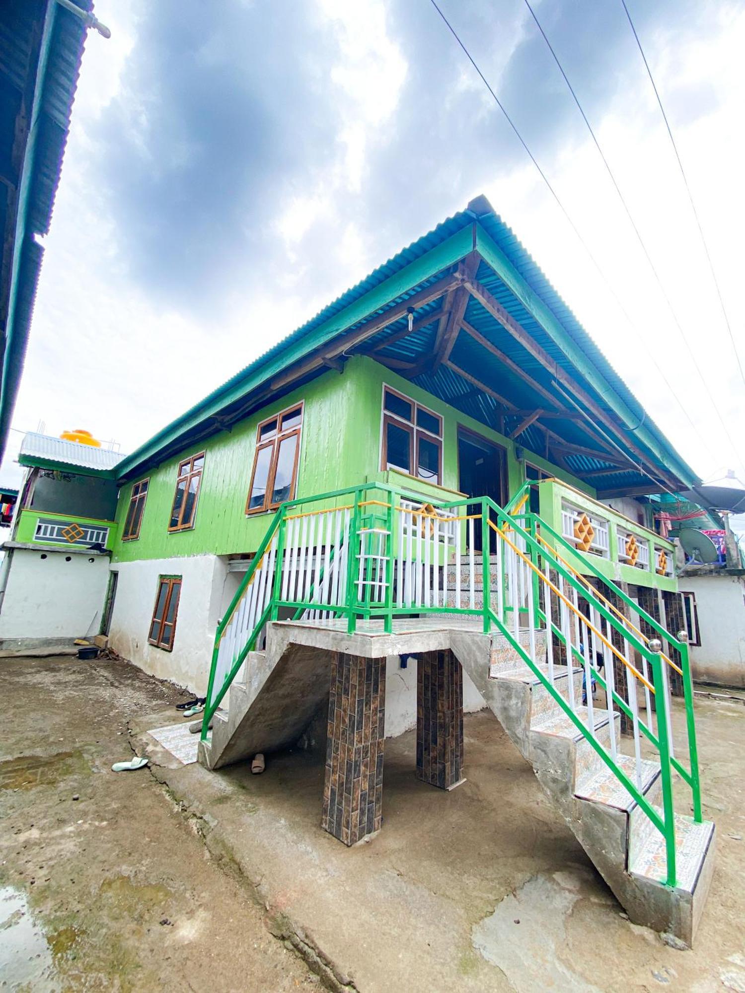 Dua Putri Komodo Homestay エクステリア 写真
