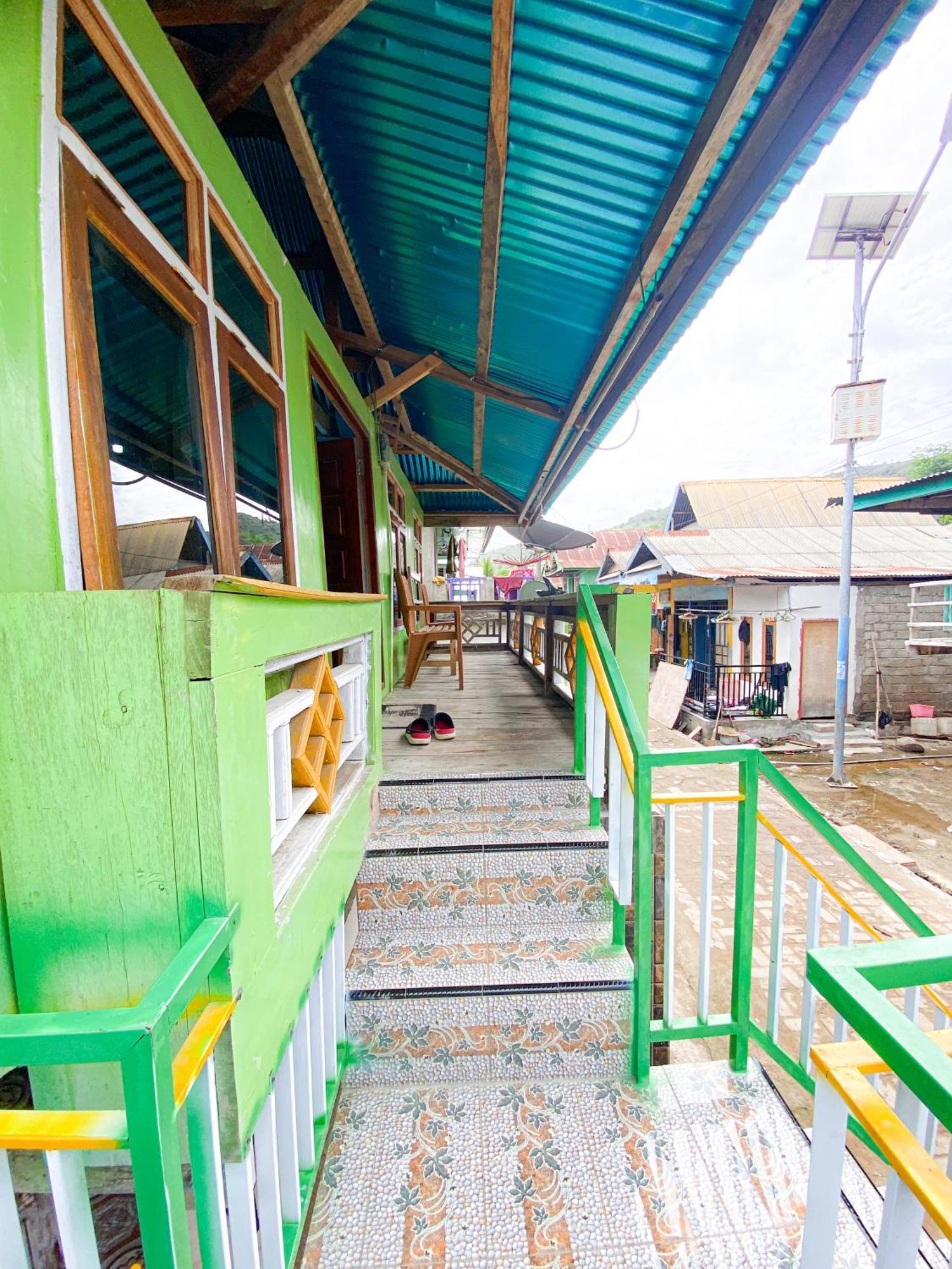 Dua Putri Komodo Homestay エクステリア 写真