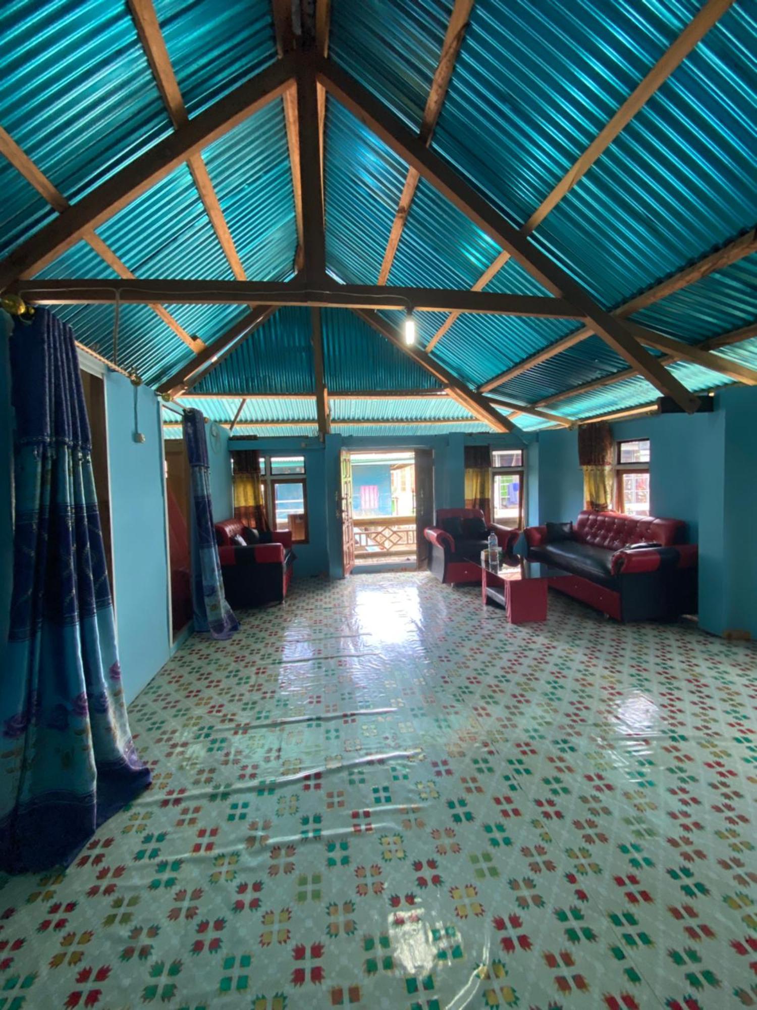 Dua Putri Komodo Homestay エクステリア 写真